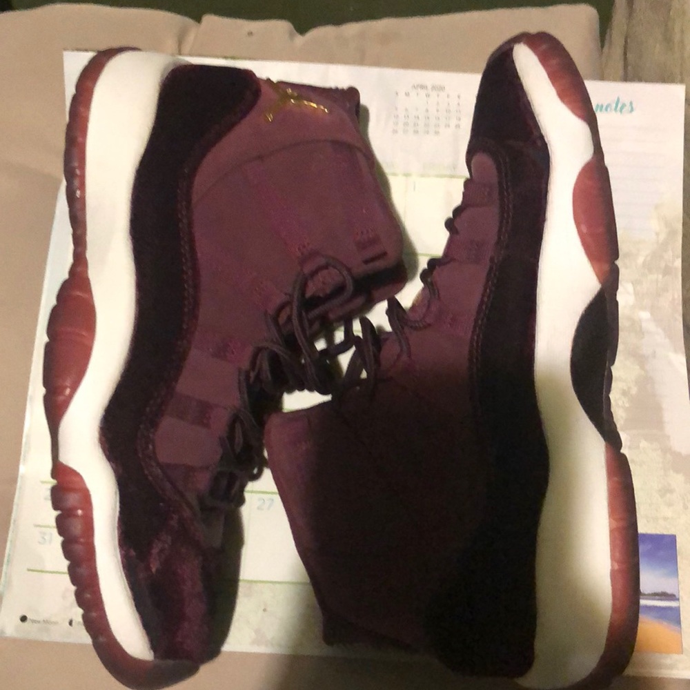 L. E. AJ 11 Heiress Maroon Size 8.5 (7 Boys GS)
